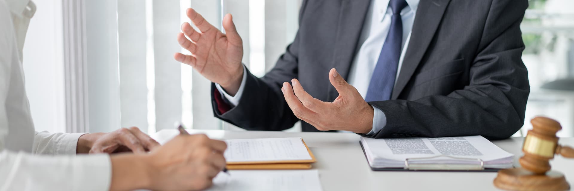 Faire rédiger les statuts de votre société : pourquoi l&rsquo;accompagnement d’un avocat est un choix judicieux