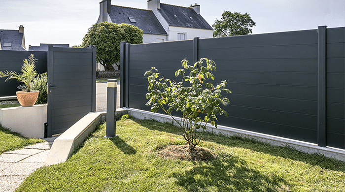 Clôtures mixtes : allier végétal et aluminium avec élégance